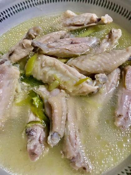 温まる鳥手羽のネギ生姜スープ（モチ麦入）