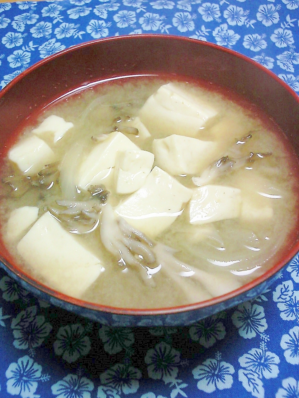 玉ねぎ、豆腐、まいたけのみそ汁