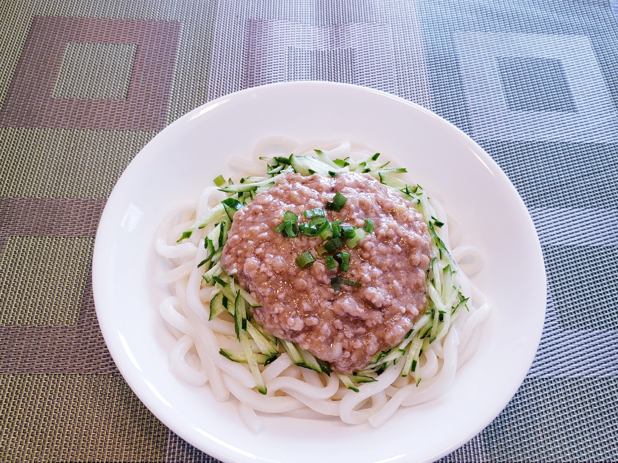 肉みそをのせて ボリュームたっぷり！冷たいうどん