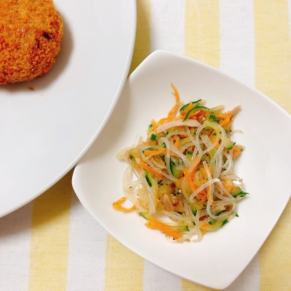 ぷるぷる食感♡生きくらげと卵の春雨サラダ