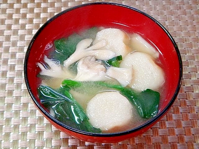 舞茸とほうれん草焼き麩の味噌汁