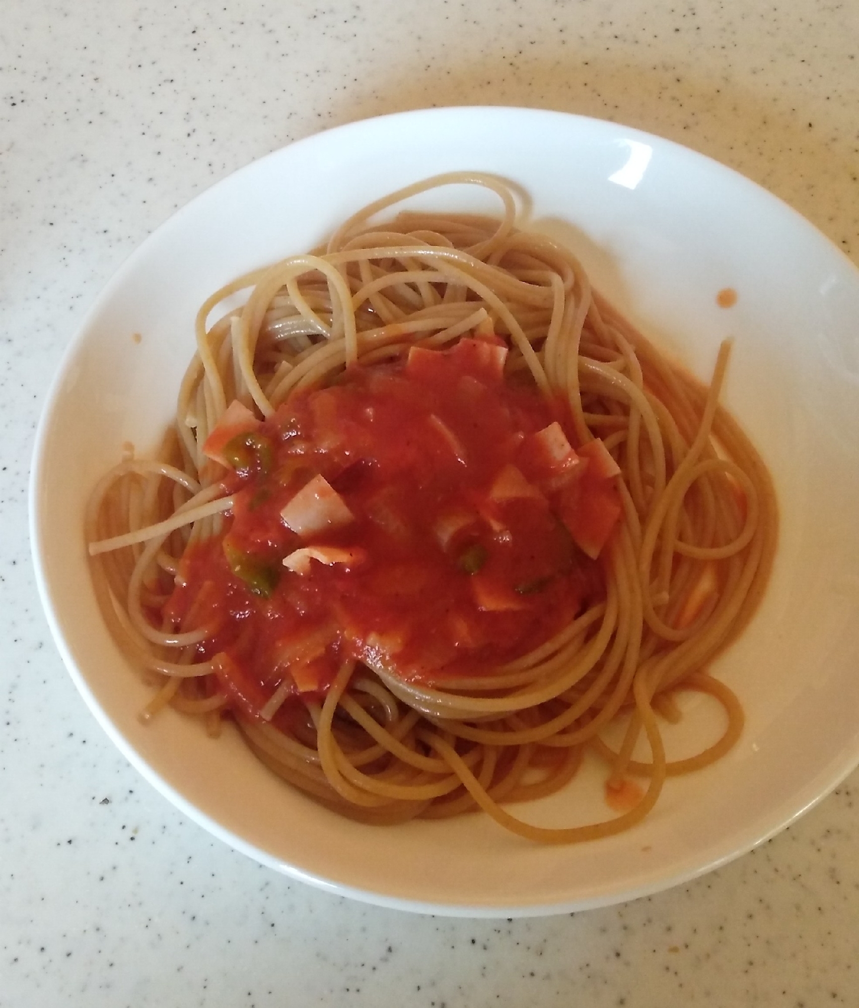 トマトソースの全粒粉パスタ