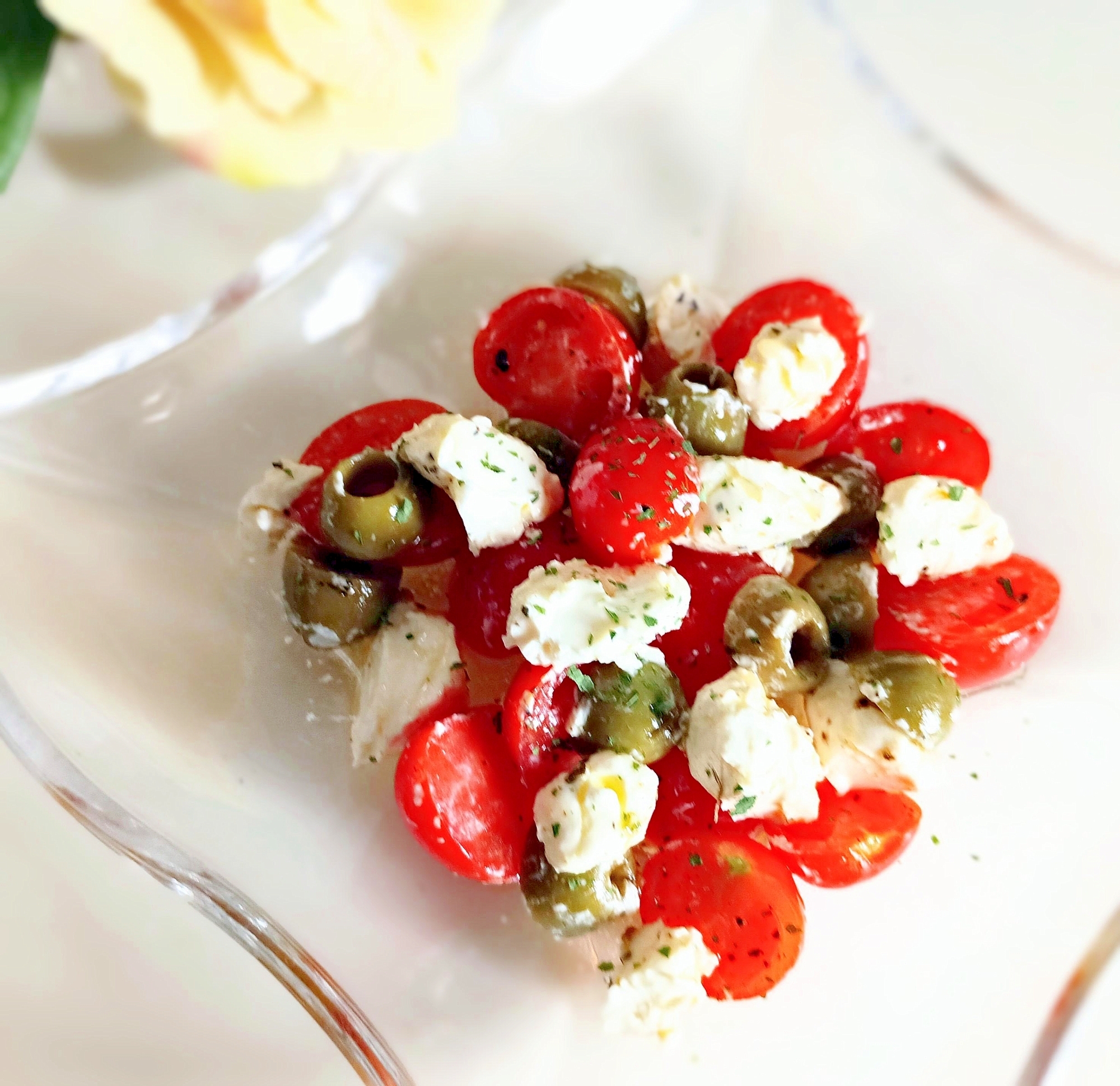 簡単前菜ᕷ*チーズとオリーブのトマトサラダꕤ୭*