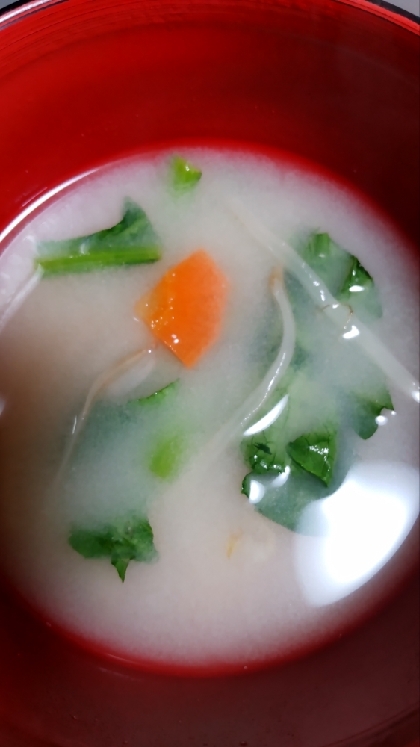 人参もやし小松菜の味噌汁