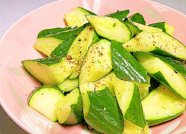 皿に盛られた、シンプルなやみつききゅうり