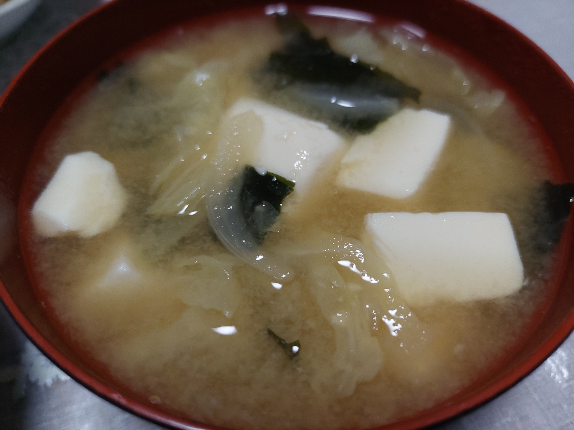 豆腐と白菜とワカメのお味噌汁