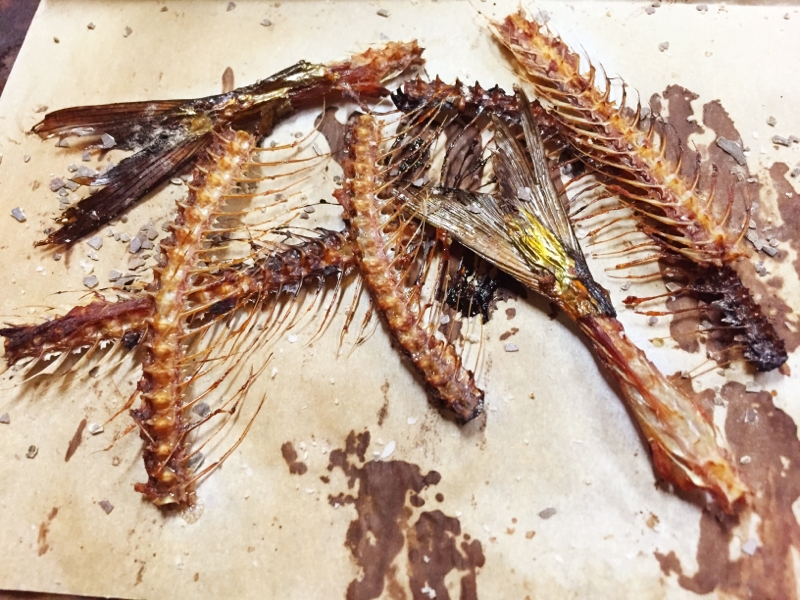 カルシウムたっぷり！焼きさんまの骨せんべい