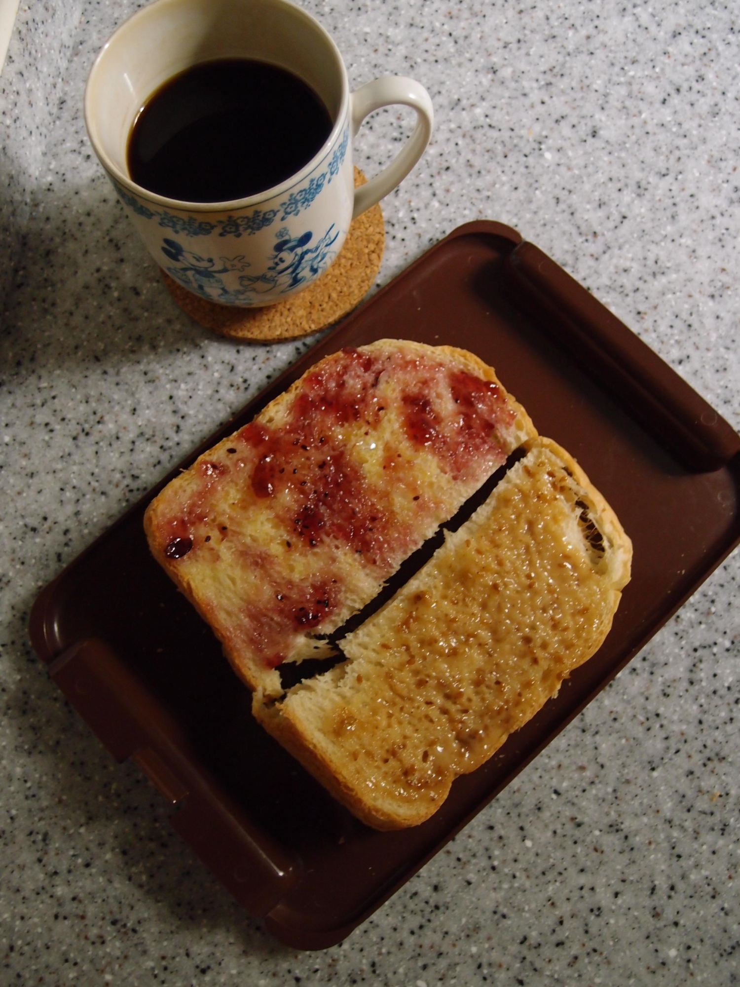 2つのトーストと美味しいコーヒーの朝食