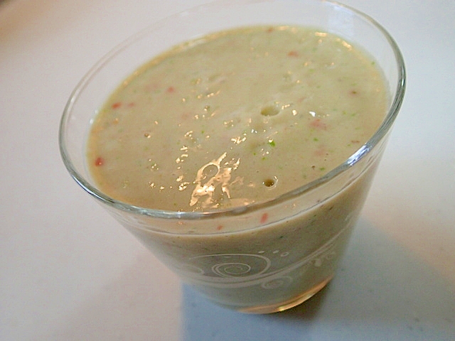 バナナとピーマンとプチトマトの美的ミルクジュース