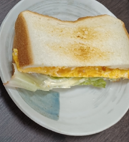 ハムとスクランブルエッグのサンドイッチ