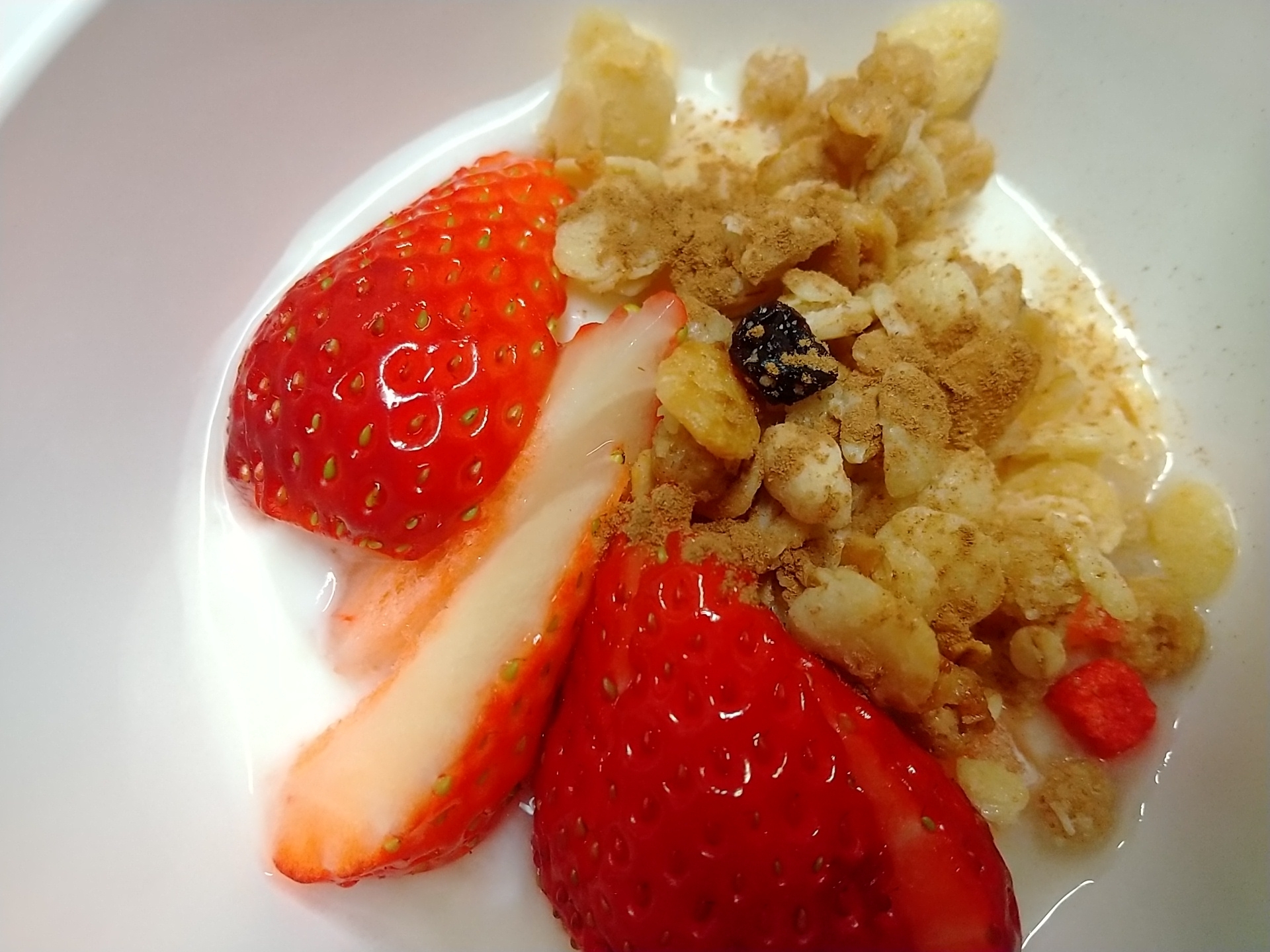 いちごとフルグラのヨーグルト