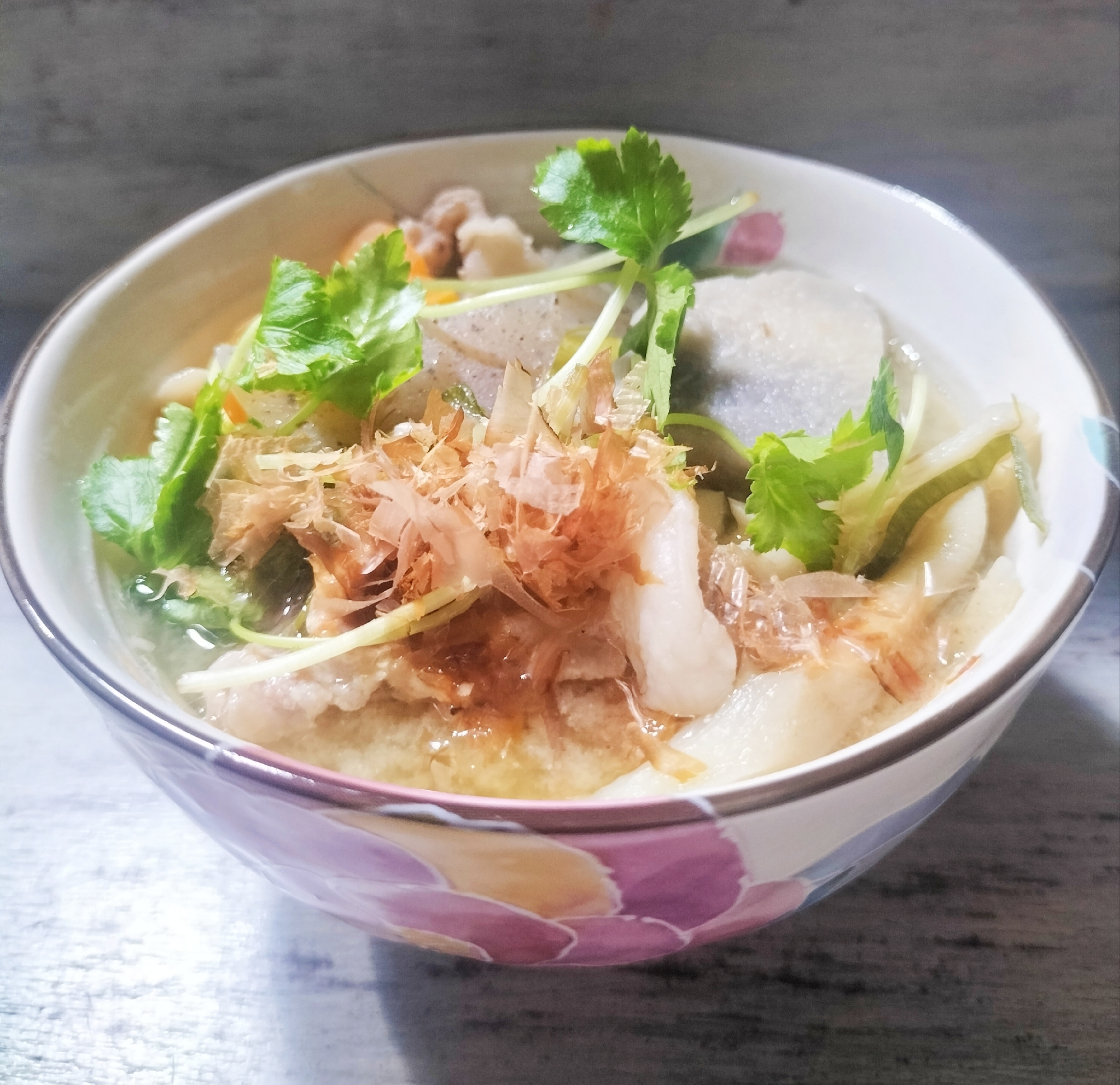 京三つ葉と鰹節がポイントな具だくさん豚汁