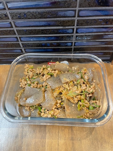 こんにゃくとひき肉の簡単炒め