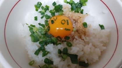 濃厚タマゴかけご飯。大変美味しかったです。煮豚作った時の、ラードと煮汁が良い働きで、大満足です。  
煮タマゴ入りチャーシュー麺も作りましたが、なかなかでした。