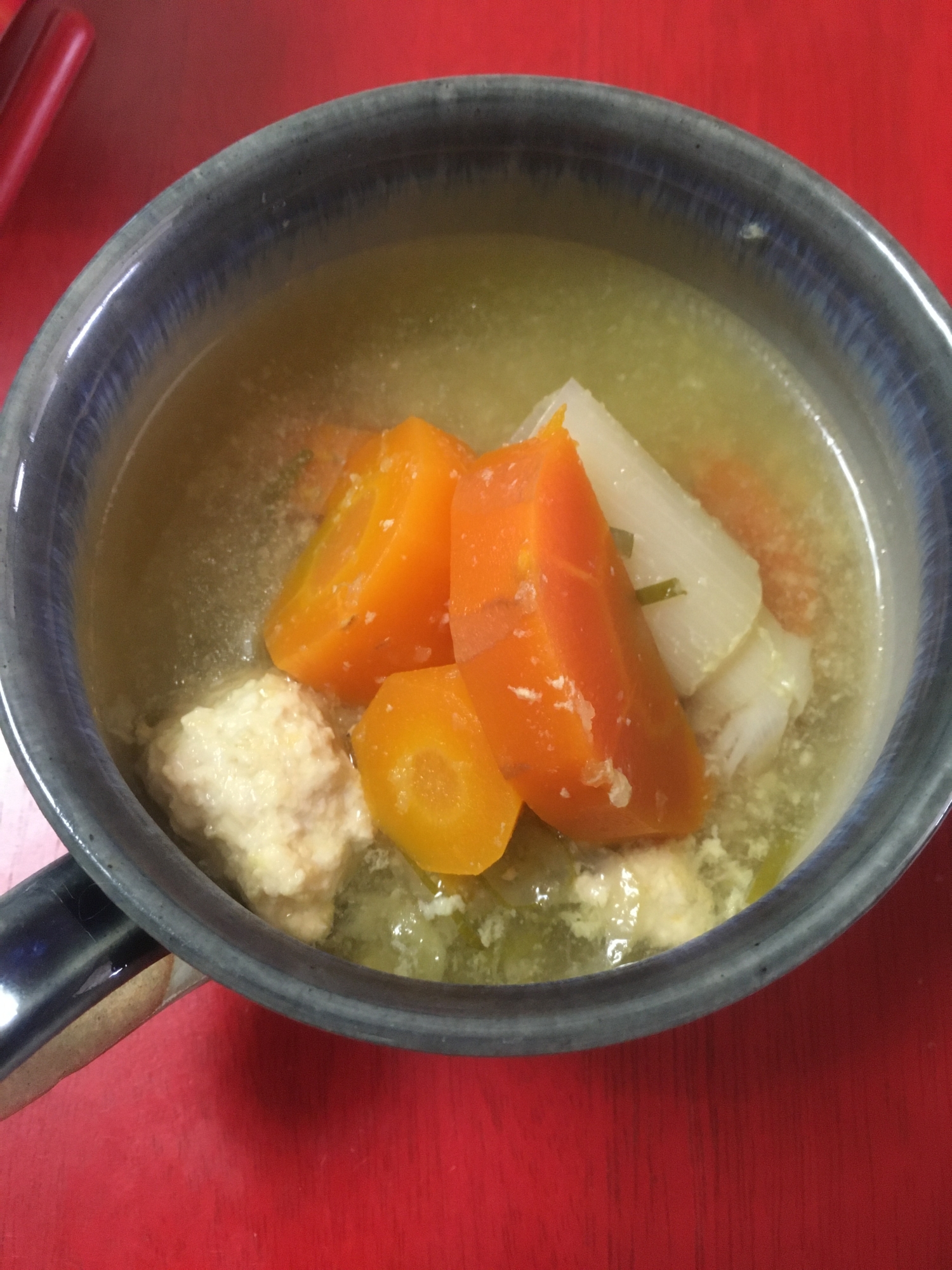 生姜たっぷり ネギ、にんじんと鶏団子のスープ