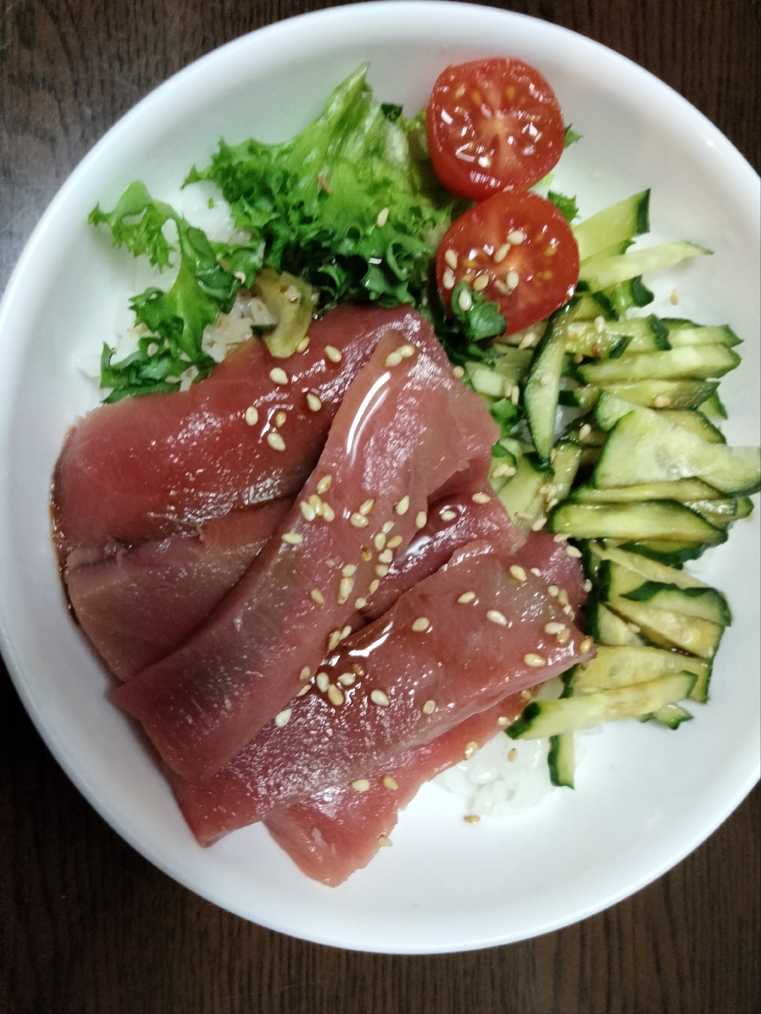 野菜サラダとまぐろ刺身のせた丼
