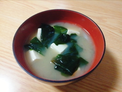 お湯が沸騰すれば完成！豆腐とわかめの味噌汁