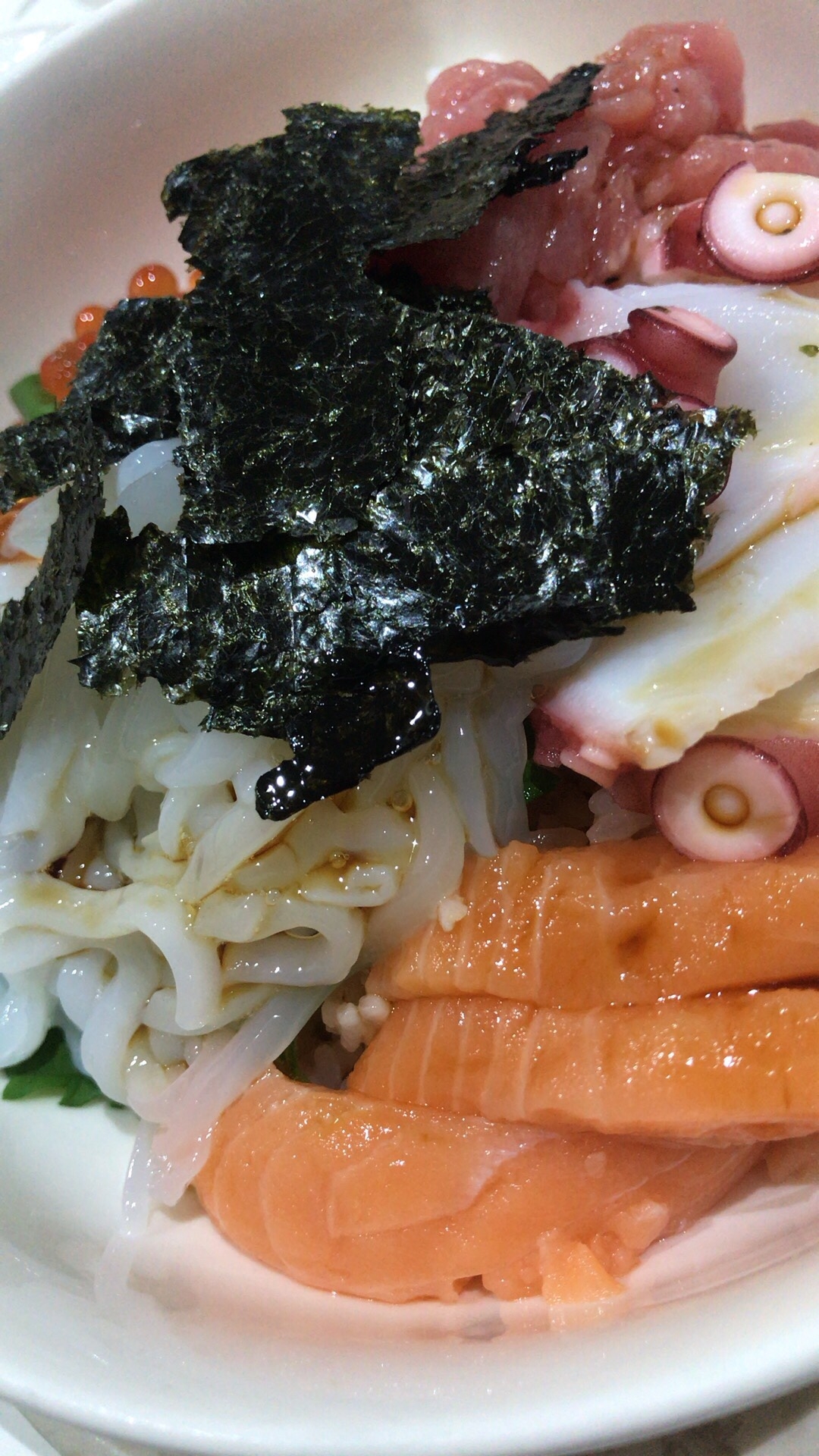 自作のタレでサーモンの海鮮丼