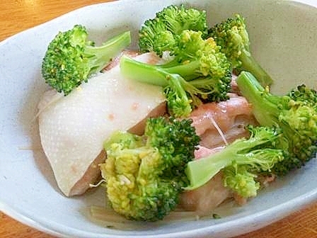 白いお皿に盛り付けられた鮭ハラスとブロッコリーの酒蒸し