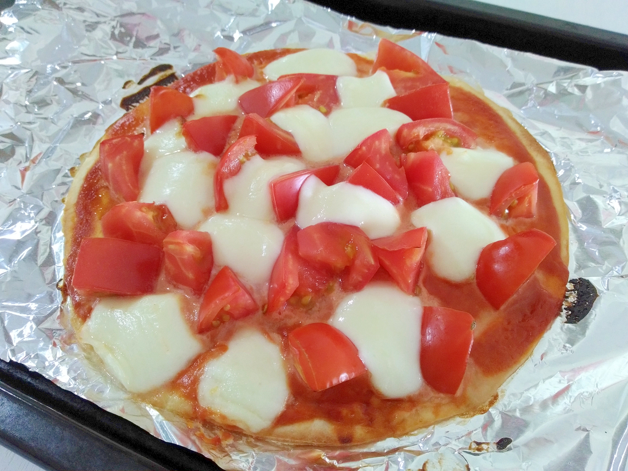 ピザクラストで☆トマトとモッツァレラのピザ