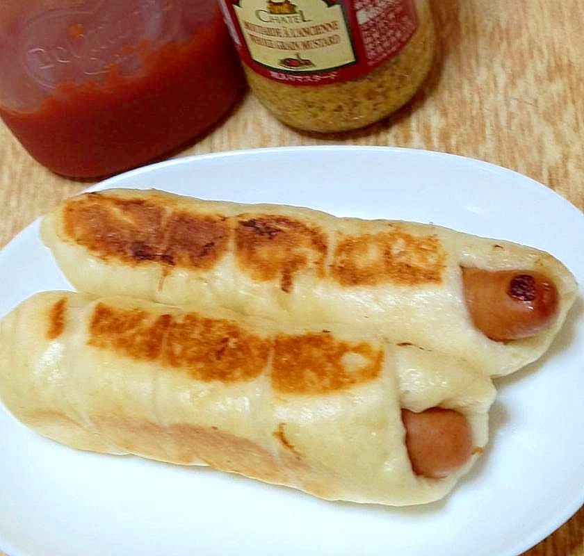 もちもちピザ用生地で巻いたロールソーセージパン