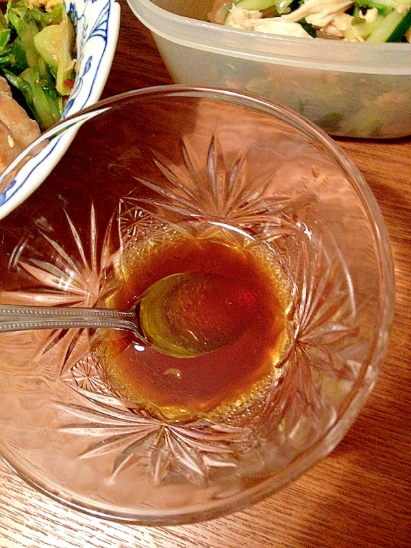 ガラスの容器に入った和風イタリアンドレッシング