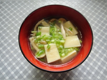 高野豆腐としめじの味噌汁