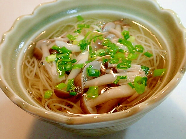 白だしで　しめじと葱のにゅう麺