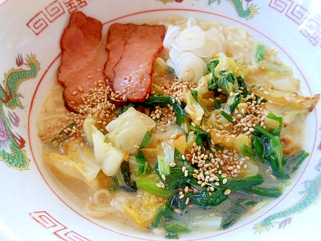 豚骨インスタント麺で焼き豚白菜、にらラーメン