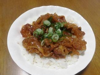 ケチャップ炒めの牛肉丼