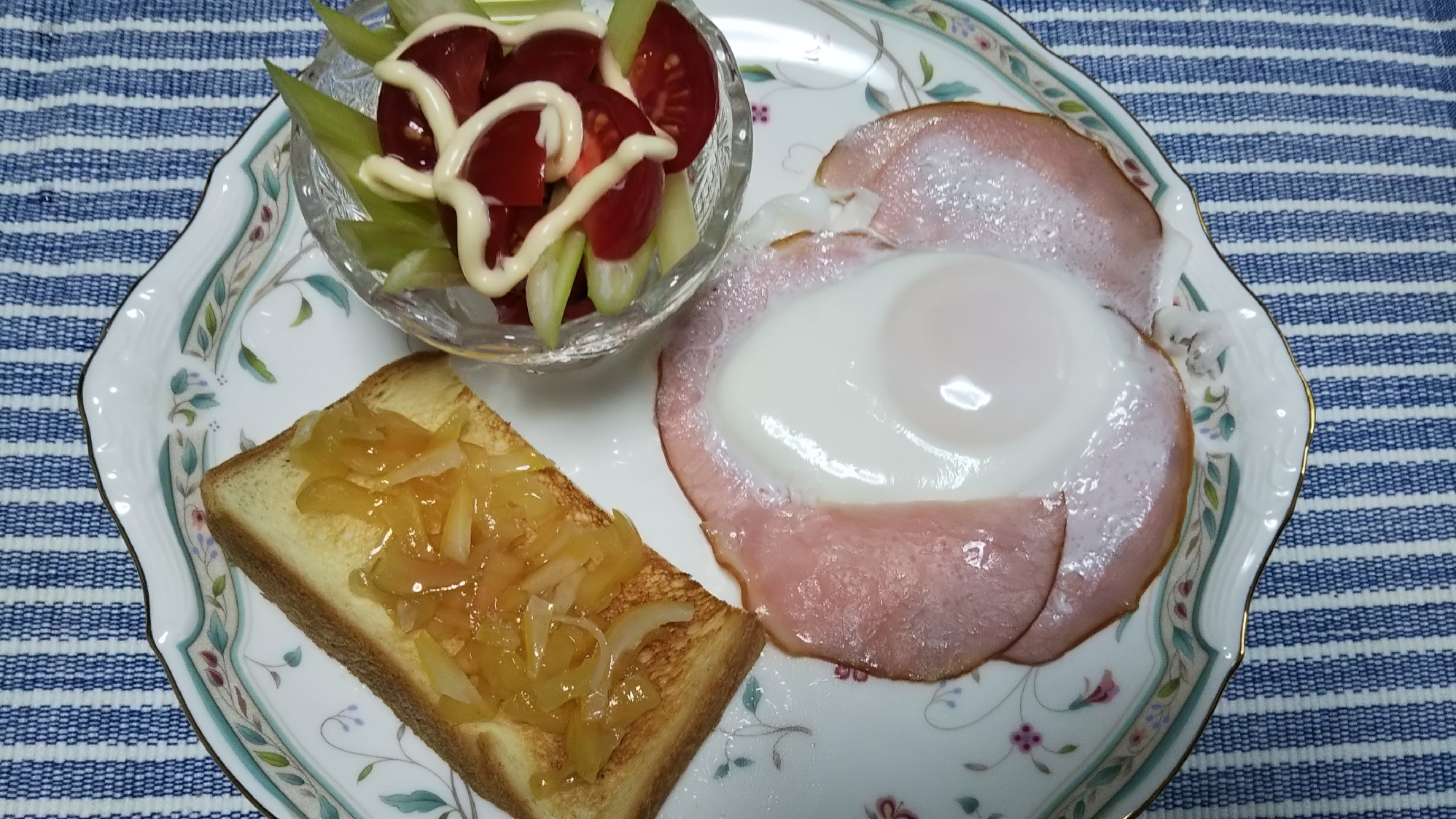 セロリトマトサラダとハムエッグとトーストの朝食☆