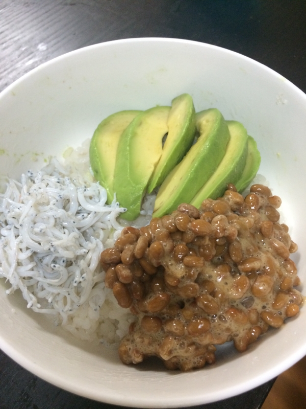 わさび醤油で☆アボカド納豆しらす丼