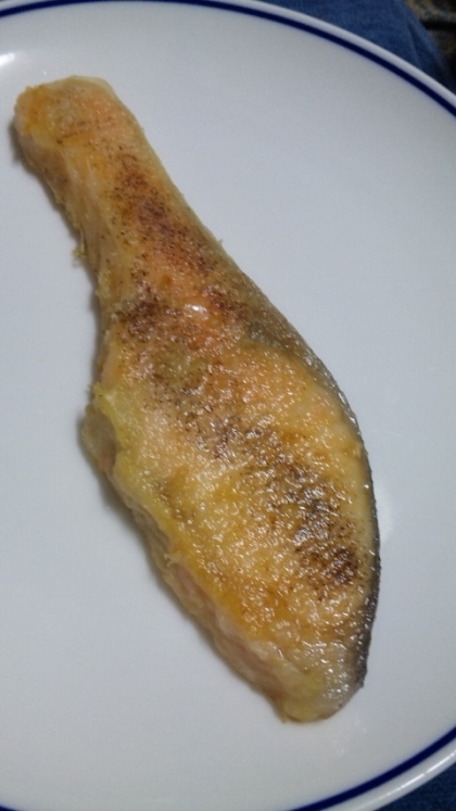 普段は炙り焼き専門の甘塩鮭をムニエルにしてみましたぁｗ
和風とは違うマイルドなコクが感じられて美味しくいただきました。