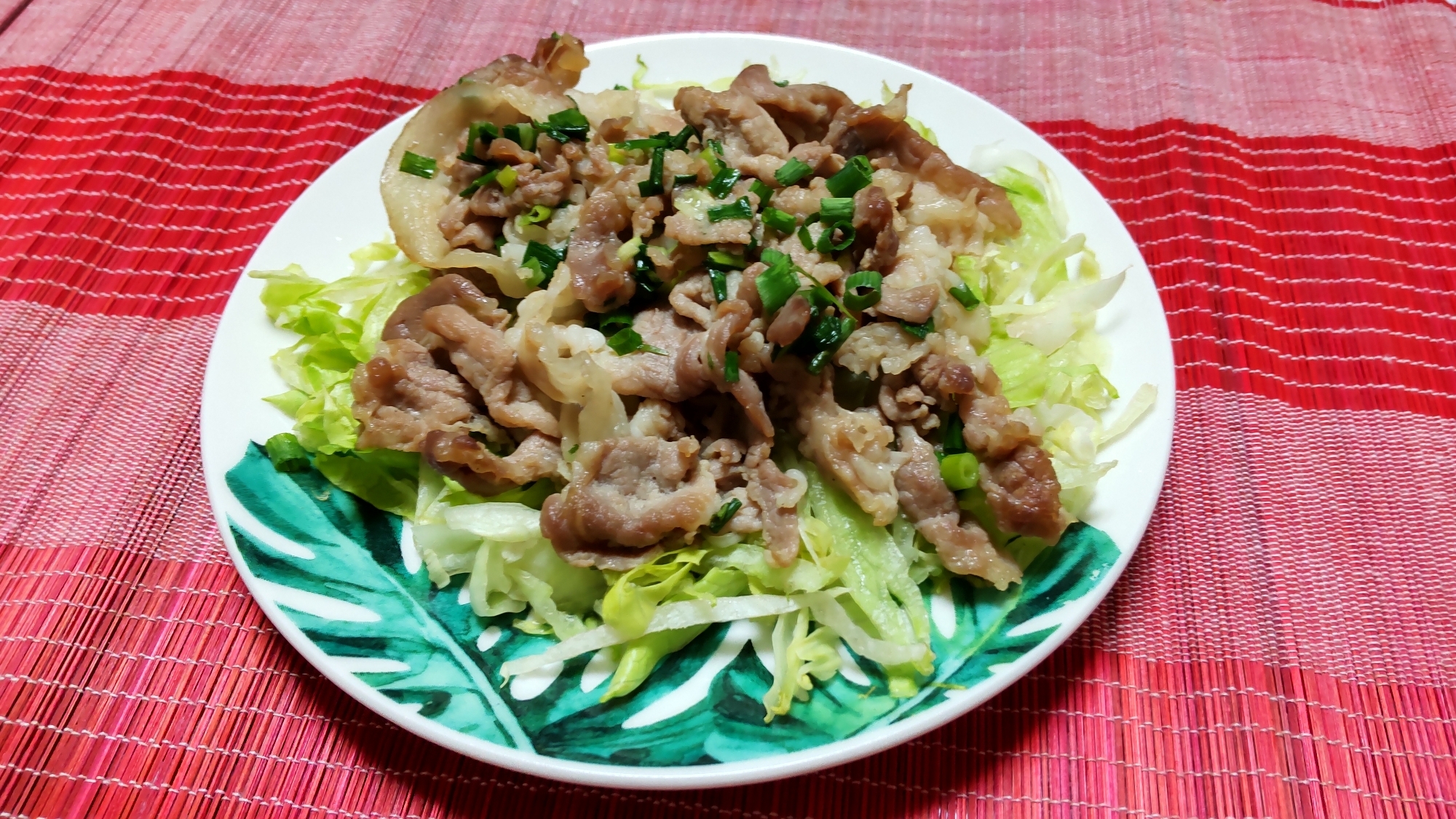 ご飯が進む♪豚肉のごま油炒めonレタス〜