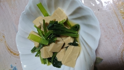夕飯の一品に作らせていただきました。高野豆腐と小松菜って合いますよね～(^^)しっかり味がしみてホッとするような優しい味で美味しかったです。ごちそうさまでした。