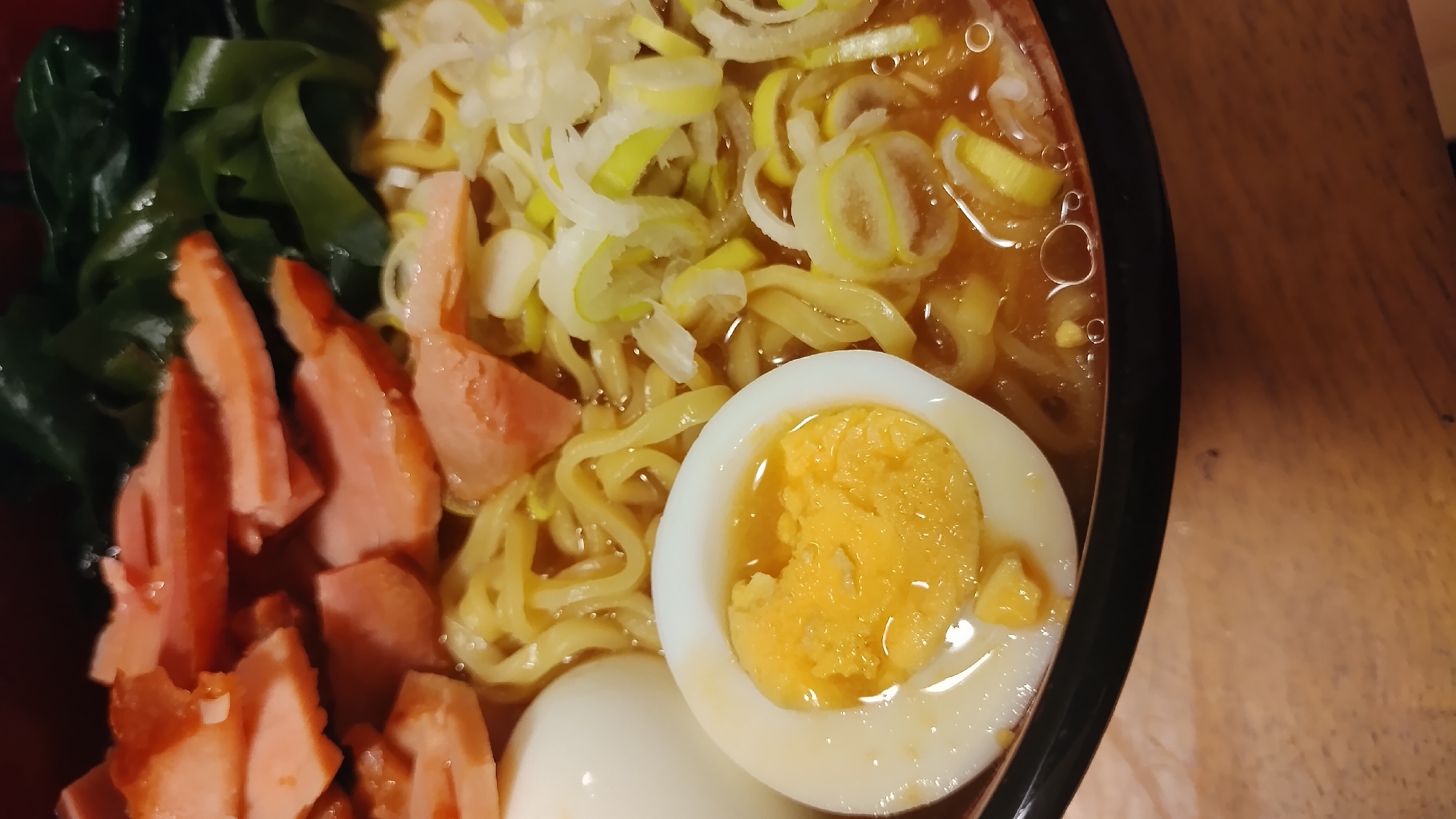 焼豚と茹で卵とわかめと白ネギ入り味噌ラーメン