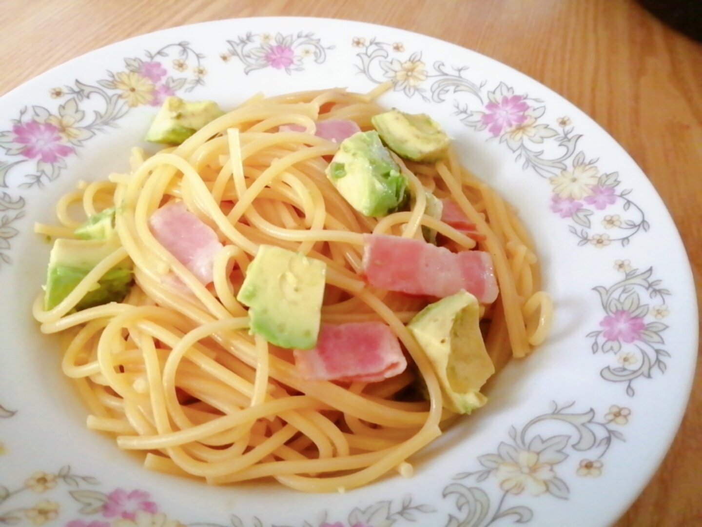 アボカドとベーコンのバター醤油パスタ