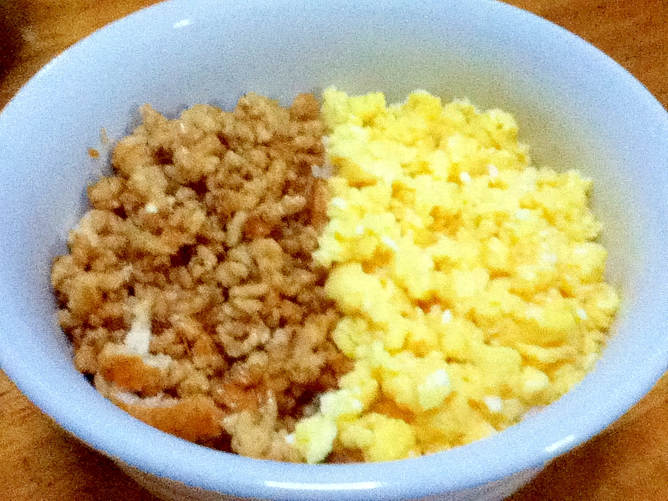 卵と鶏そぼろの二色丼