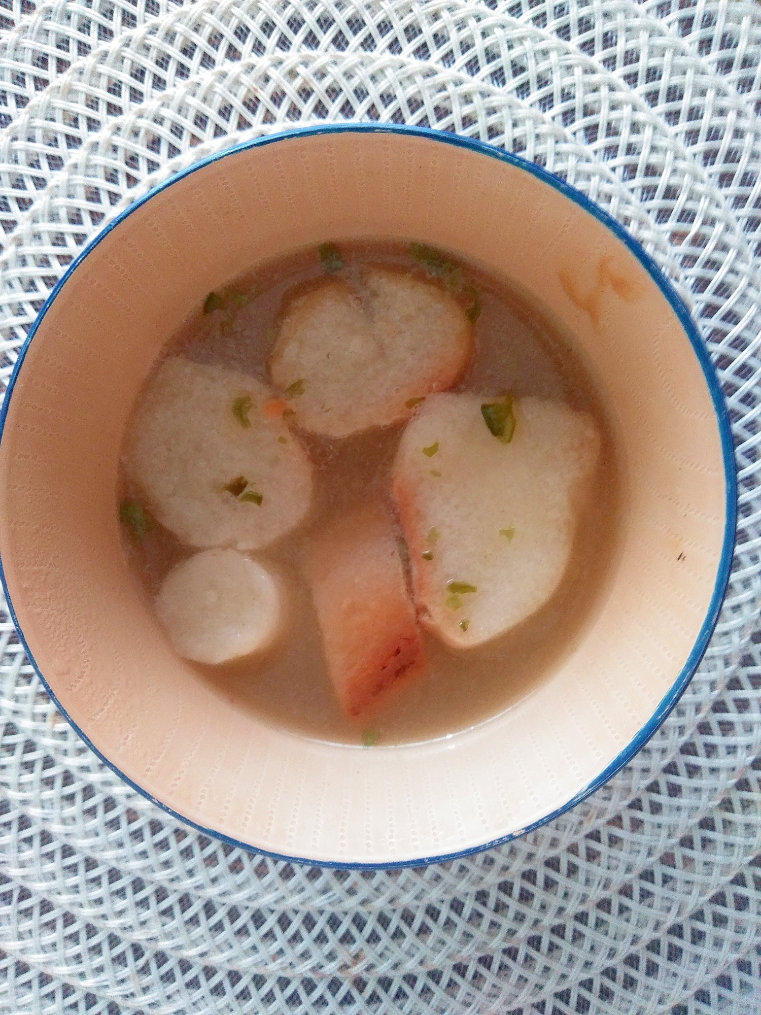 素朴！とろとろめかぶとお麩の味噌汁