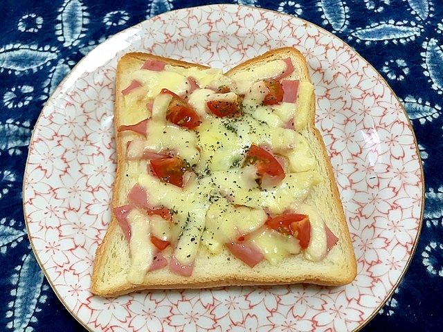 ショルダーベーコンとプチトマトのマヨチーズトースト
