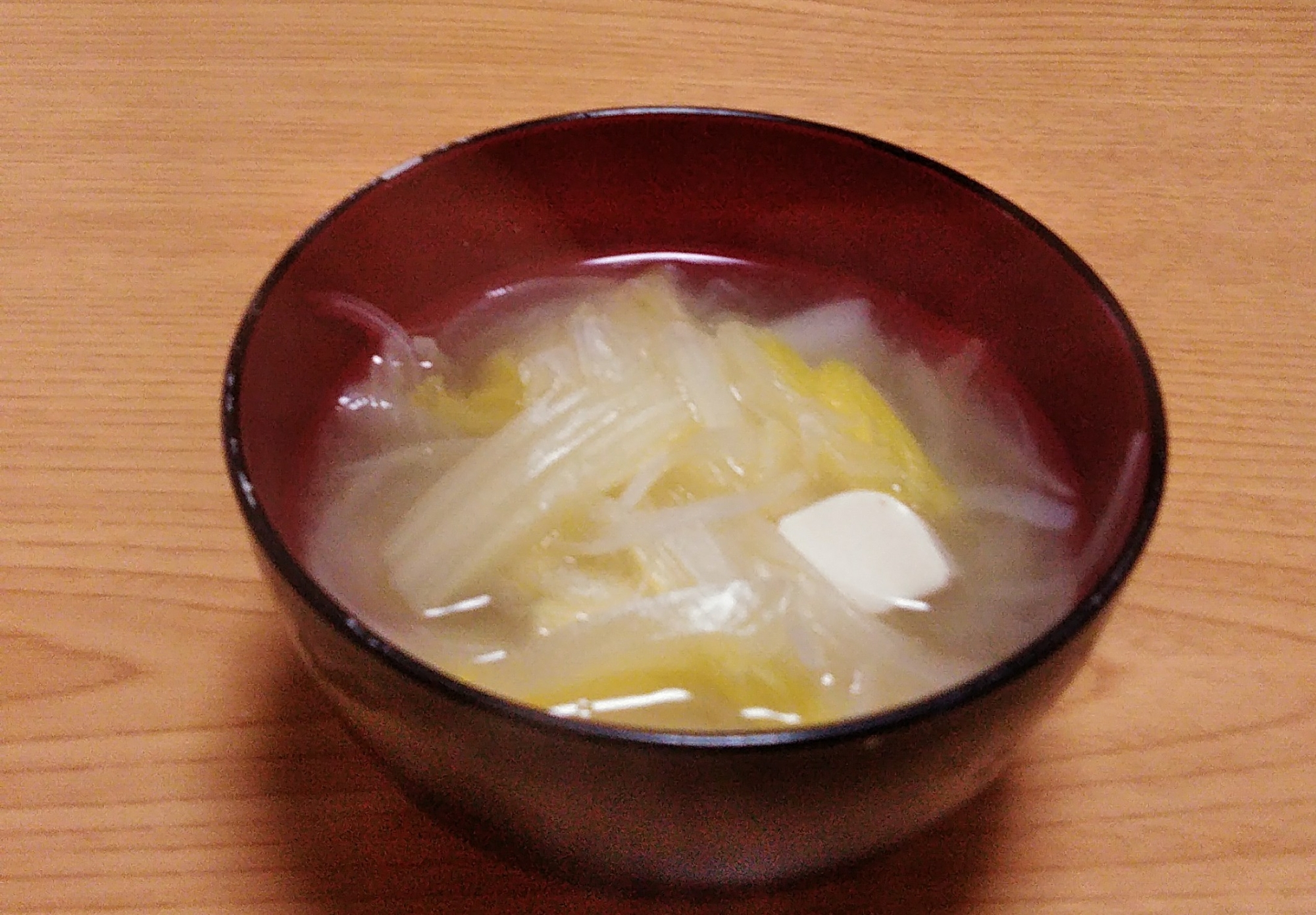 豆腐と玉ねぎと白菜の味噌汁