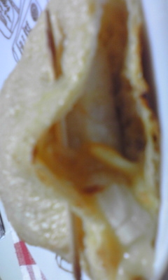 写真ピンボケですみません（涙）お正月のお餅が残っていて、作りました！夫に大ウケ！！夫は納豆をあまり食べないので、これだと食べてくれるので嬉しい！