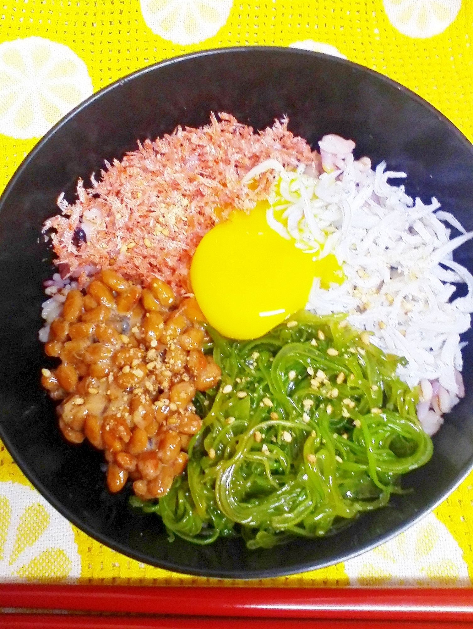 簡単！五色丼（めかぶ・納豆・シラス・いさだ・卵）