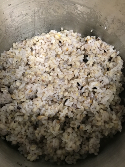 雑穀も混ぜて炊きました！炊飯器や土鍋で炊くよりも、もち麦が本当にもちもちで美味しいですね！これからは圧力鍋で炊きます！