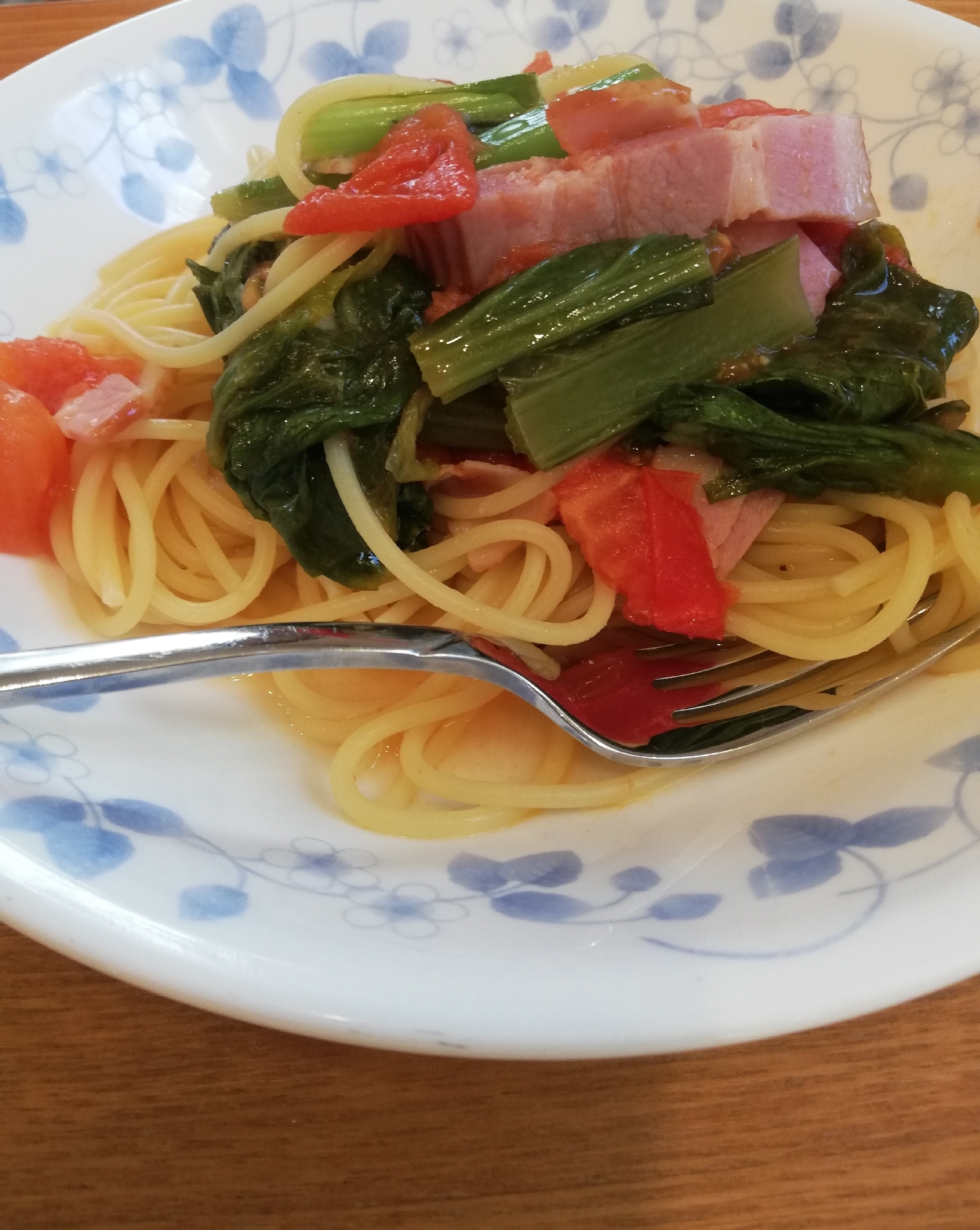 【赤ワインに合う】ベーコンと小松菜のトマトパスタ