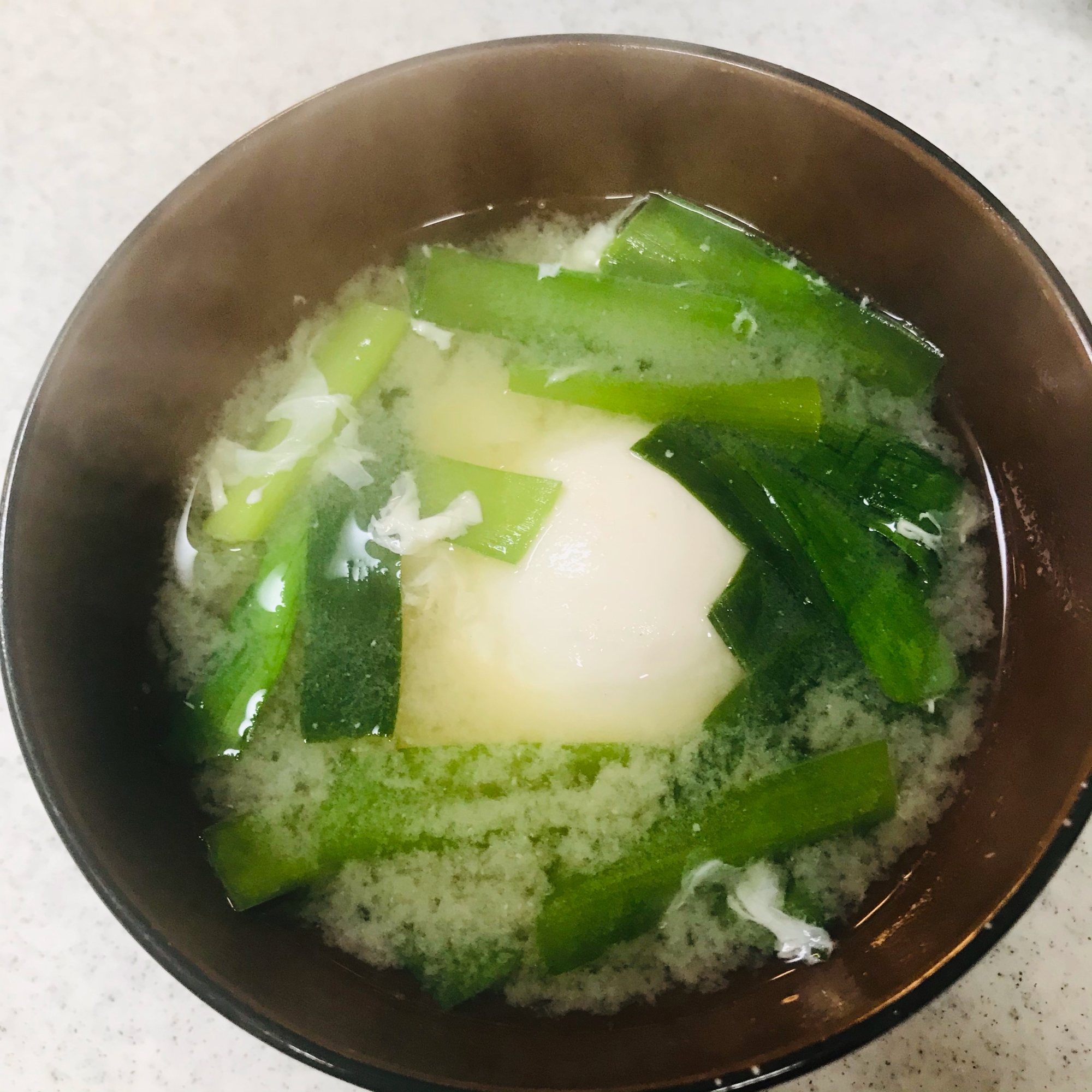 ニラと半熟トロトロ落としたまごの味噌汁 レシピ 作り方 By ひよこピッピ 楽天レシピ
