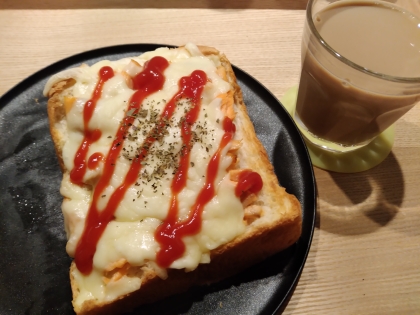 お弁当に入れて余った鮭を夕飯にパンと食べたいと思いレシピ探し。いつも鮭とケチャップを合わせないのですが美味しく頂きました！