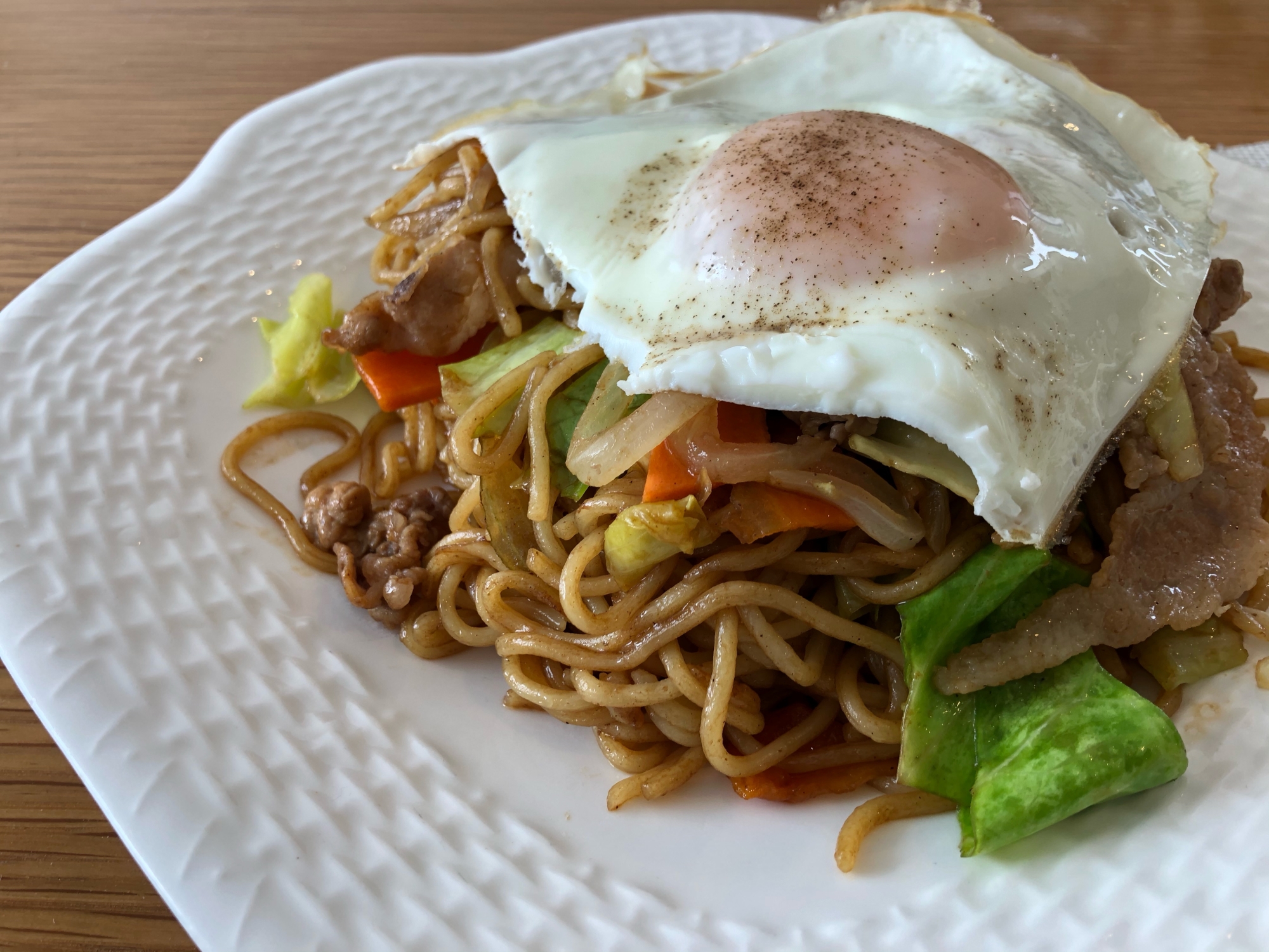 【コスパ最高】半熟目玉焼きのっけ焼きそば