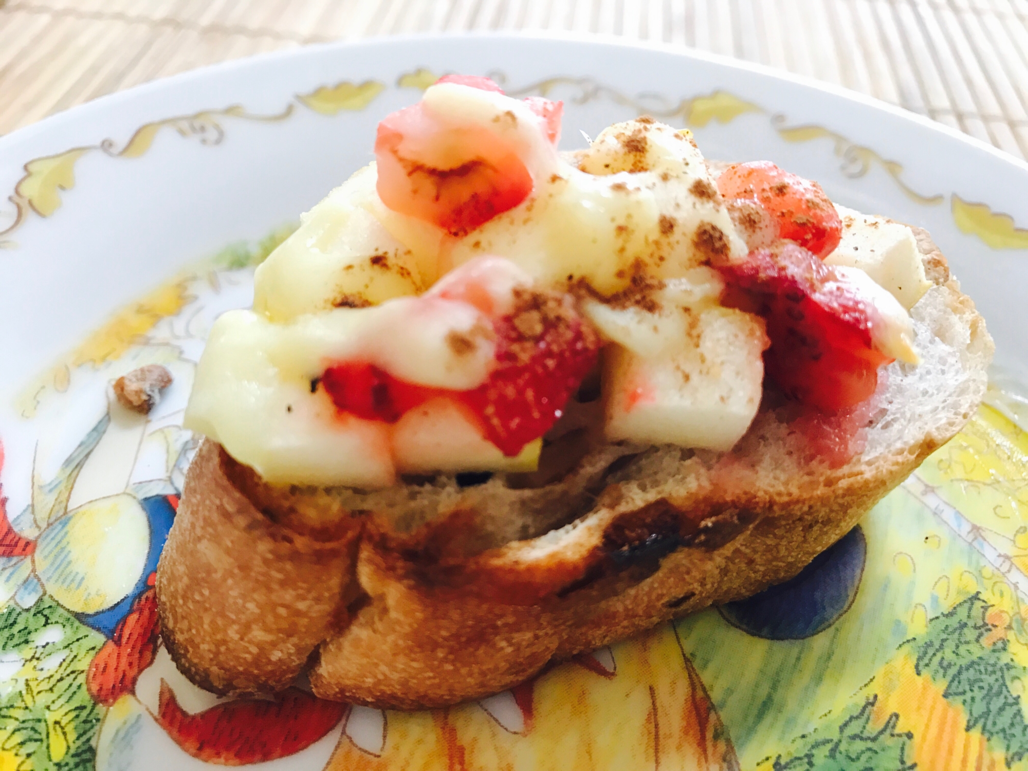 ナッツとベリーのパンのいちごリンゴチーズ焼き