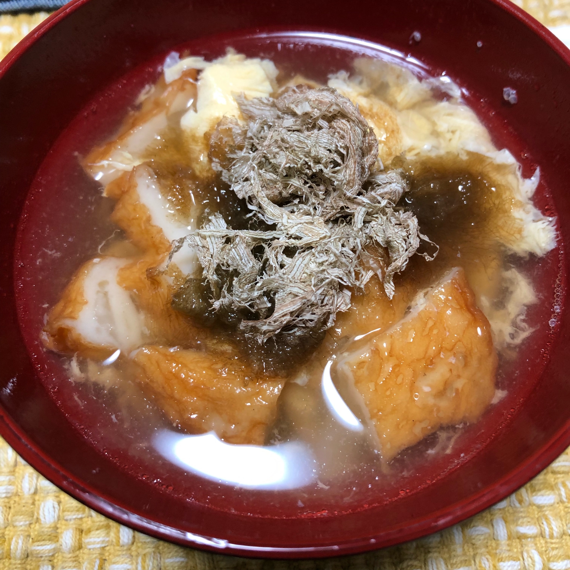 とろろ昆布と練り物のスープ